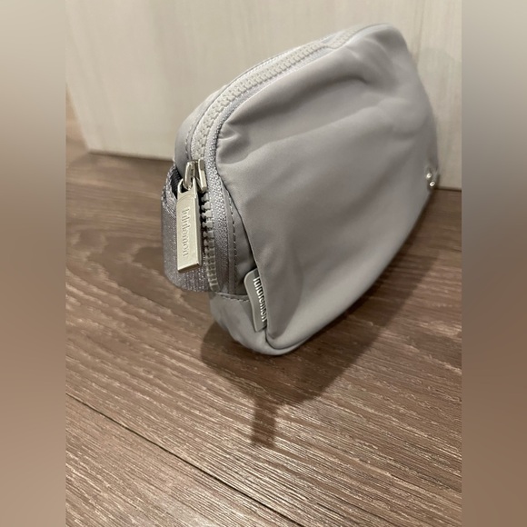 Lululemon Everywhere Belt Bag 1L- Silver Drop - Picture 9 of 15